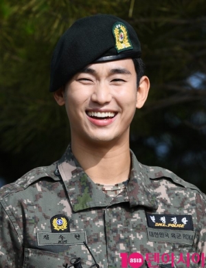 [TEN PHOTO]김수현 &#39;행복한 미소&#39;(전역식)