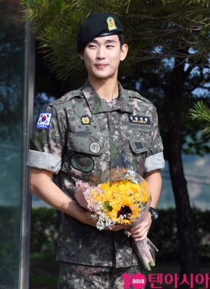 [TEN PHOTO]&#39;별그대&#39; 김수현, 군 복무 마치고 왔어요
