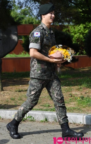 [TEN PHOTO]&#39;별그대&#39;가 왔어요...&#39;상남자&#39; 김수현 전역