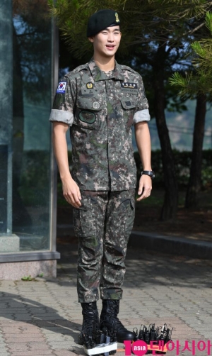 [TEN PHOTO]김수현 만기전역... &#39;더 늠름해진 얼굴&#39;