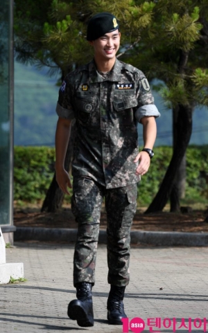 [TEN PHOTO]김수현 &#39;행복한 발걸음&#39;...전역식을 향해