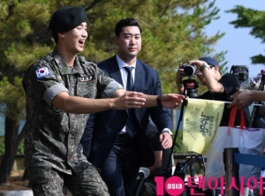 [TEN PHOTO]김수현 &#39;오랜만에 팬들과 만나니 반가워요&#39;