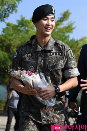 [TEN PHOTO]김수현 &#39;병장 만기전역 기뻐요~&#39;