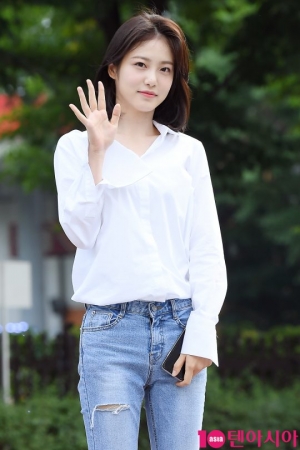 [TEN PHOTO] 신예은 &#39;뮤직뱅크 출근길 왔어요&#39;