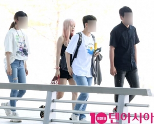 [TEN PHOTO]태연 &#39;매니저들 경호 받으며 출국&#39;