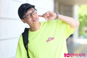 [TEN PHOTO]유재석 &#39;포즈 요청에 응해주는 국민MC&#39;