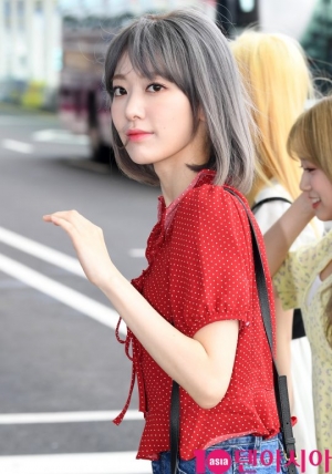 [TEN PHOTO]아이즈원 미야와키 사쿠라 &#39;돌아보면 심쿵해&#39;