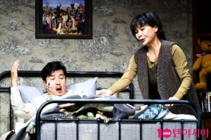 [TEN PHOTO] 김상중 길해연 &#39;애니의 간호를 받는 폴&#39;