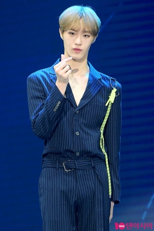 [TEN PHOTO]CIX 현석 &#39;신인답지 않은 아련한 표정&#39;