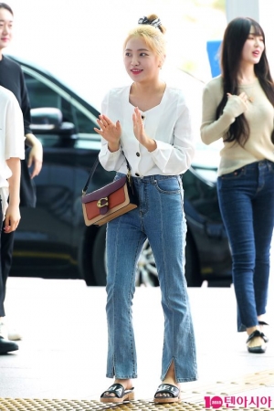 [TEN PHOTO]레드벨벳 예리 &#39;마중나온 팬들과 반가운 인사&#39;