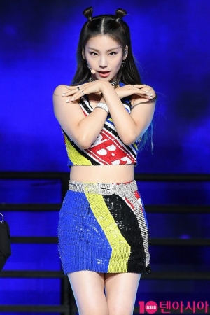 [TEN PHOTO] ITZY 예지 &#39;매력에 빠져든다&#39;