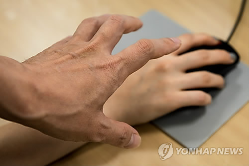 "만지고 끌어안고"…보험사 여직원들, 강제추행 팀장 고소