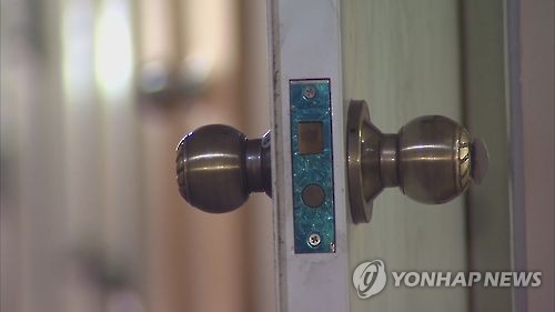 이별 통보 여친 집 몰래 들어가 샤워까지…50대 입건