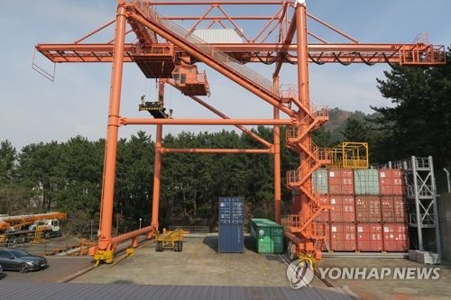 부산항 신규부두 자동화에 설 자리 없어지는 하역 장비 운전인력