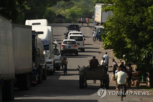 美국경 강 넘으려다 익사한 부녀, 고국 엘살바도르에 안치