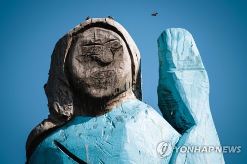 멜라니아 고향 슬로베니아에 들어선 '멜라니아 조각상'