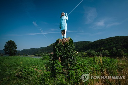 멜라니아 고향 슬로베니아에 들어선 '멜라니아 조각상'