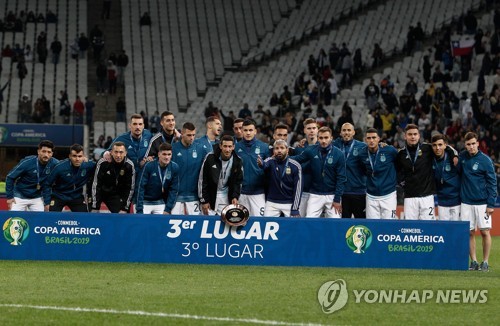 '메시 도움·퇴장' 아르헨, 칠레 2-1 꺾고 코파 3위