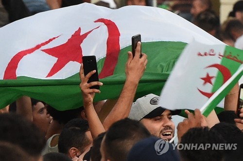 알제리 아프리카컵 4강행에 佛 알제리계 들썩…최루탄으로 해산