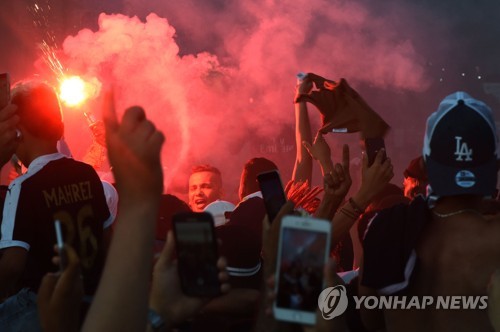 알제리 아프리카컵 4강행에 佛 알제리계 들썩…최루탄으로 해산