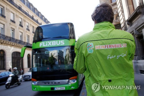 獨 버스기사, 히틀러의 '나의 투쟁' 문신했다가 해고