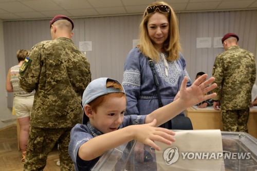 우크라 조기총선 실시…"親서방 젤렌스키 대통령 여당 대승" (종합2보)