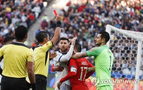 '메시 도움·퇴장' 아르헨, 칠레 2-1 꺾고 코파 3위