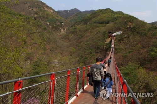 후텁지근하고 흐려도 바다·산으로…주요 관광지도 피서객 북적