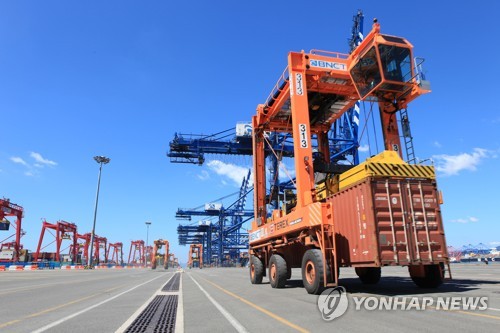 부산항 신규부두 자동화에 설 자리 없어지는 하역 장비 운전인력