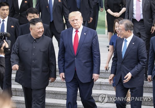 트럼프, 판문점서 김정은에 "비핵화시 북한물품 무관세"