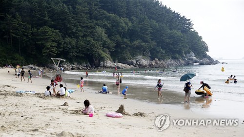 장맛비 오락가락…전국 해수욕장·관광지 한산