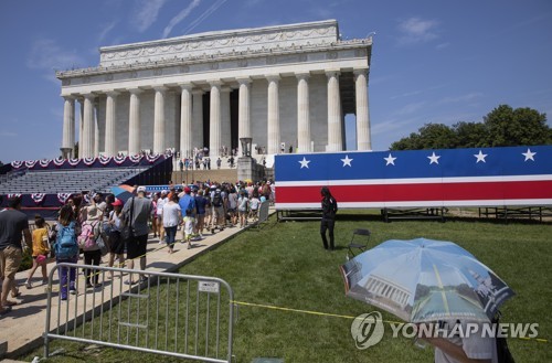 말 많은 美독립기념일 행사…초청받은 軍수뇌부도 '정치화' 우려