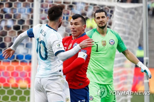 '메시 도움·퇴장' 아르헨, 칠레 2-1 꺾고 코파 3위