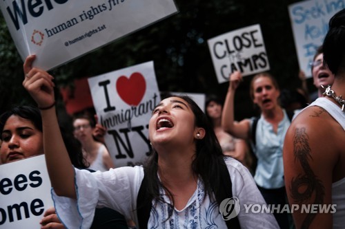 '콩나물시루' 美 이민자수용소 사진공개…"째깍거리는 시한폭탄"