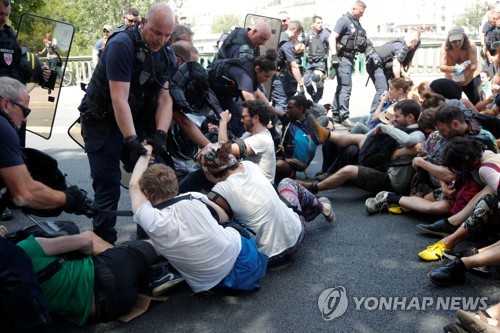 佛 경찰, 기후변화 연좌농성 시위대 얼굴에 최루액 직사