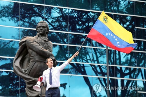 베네수엘라 '두 대통령' 6개월…버티는 마두로·지지부진 과이도