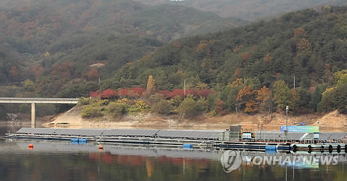 전북 식수 용담호에 태양광 시설 건립…먹는 물 안전성 우려