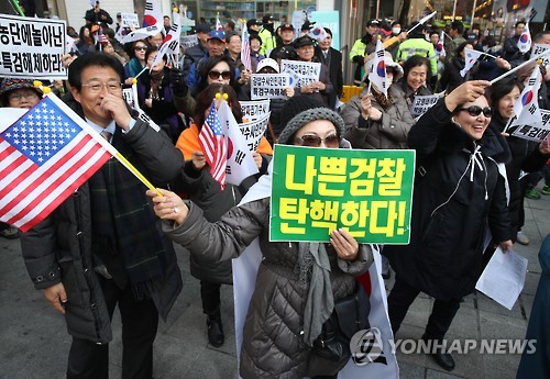 '박영수 특검 집앞 방망이 시위' 보수단체 대표들 기소