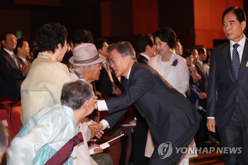 변호사로 첫 징용소송 참여한 文대통령…지금은 '외교해결' 방점