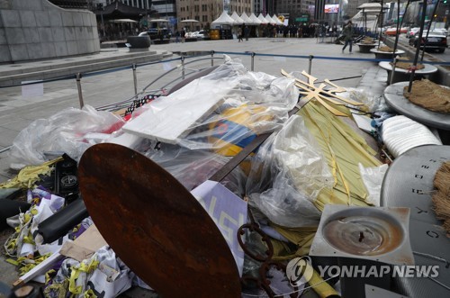 세월호 추모 기념물 부순 '태극기집회' 참가자들 2심도 실형