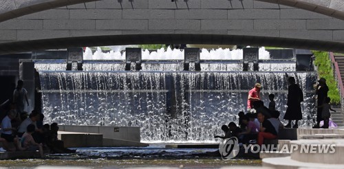 후텁지근한 '중복' 낮 최고 34도…남부 내륙 오후에 소나기