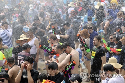 [#꿀잼여행] 호남권: 젊음이 물씬, 장흥에 흠뻑…지상 최대의 물싸움