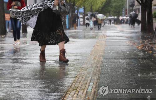 [내일날씨] 태풍 '다나스' 영향으로 토요일도 전국 흐리고 비