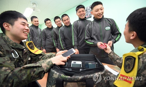  병사 36만명 휴대폰 사용…"보안사고 없었지만 도박등 일탈도"