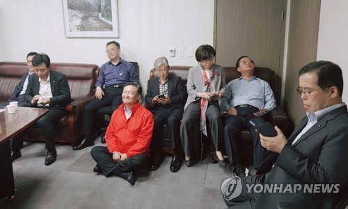 '채이배 감금' 한국당 의원들 출석거부…경찰, 재소환 방침