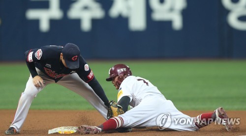 12회말 터진 오재일의 끝내기포…김태형 감독, 최소경기 400승(종합)