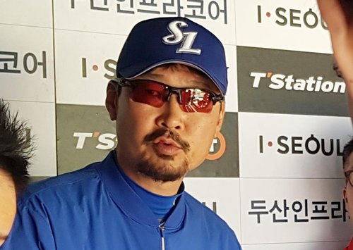 삼성 김한수 감독, 비디오판독 결과에 항의하다 퇴장