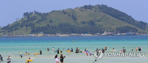 [#꿀잼여행] 제주권: 하얗게 부서지는 파도 따라 힘차게…제주마 해변 경주