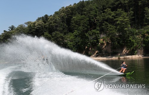 화천 35.8도, 춘천 34.3도 '불볕더위'…"내일은 더 덥다"