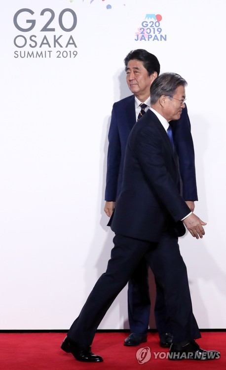 日아베 지지율, 보복조치에도 7%p하락…56% "한국 규제 찬성"